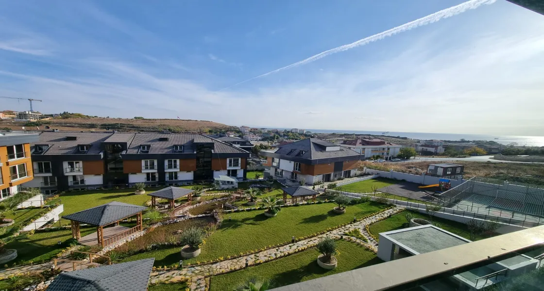 Beylikdüzü Kavaklı SH110'da satılık üç odalı, iki salonlu daire